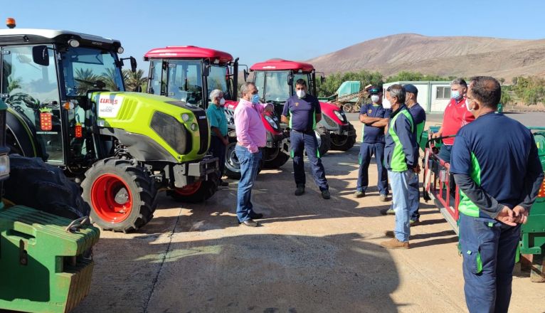 Presentación de nuevos tractores y maquinaria para la Granja Agrícola del Cabildo