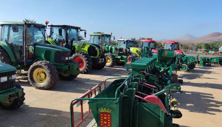 Presentación de tractores y maquinaria para la Granja Agrícola del Cabildo