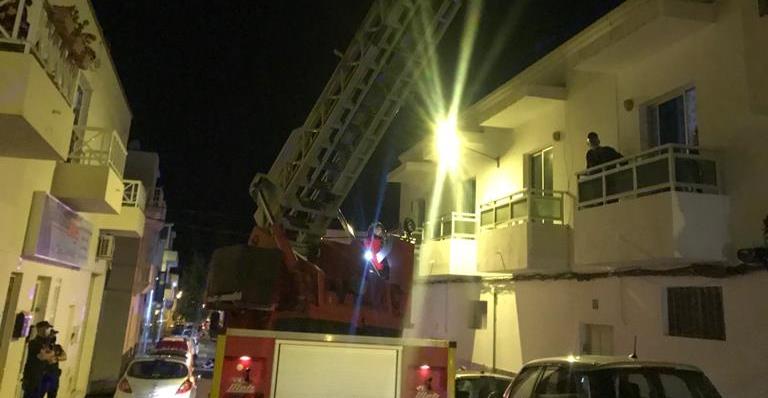 Los bomberos sacan el cuerpo de una persona fallecida con sobrepeso de una vivienda de Arrecife