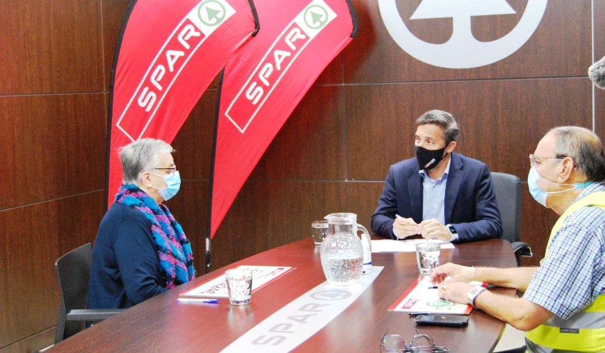 Rubén González, from Spar Supermarkets, together with Sister Ana from Calor y Café and José Luis Trujillo from the Arrecife Food Bank