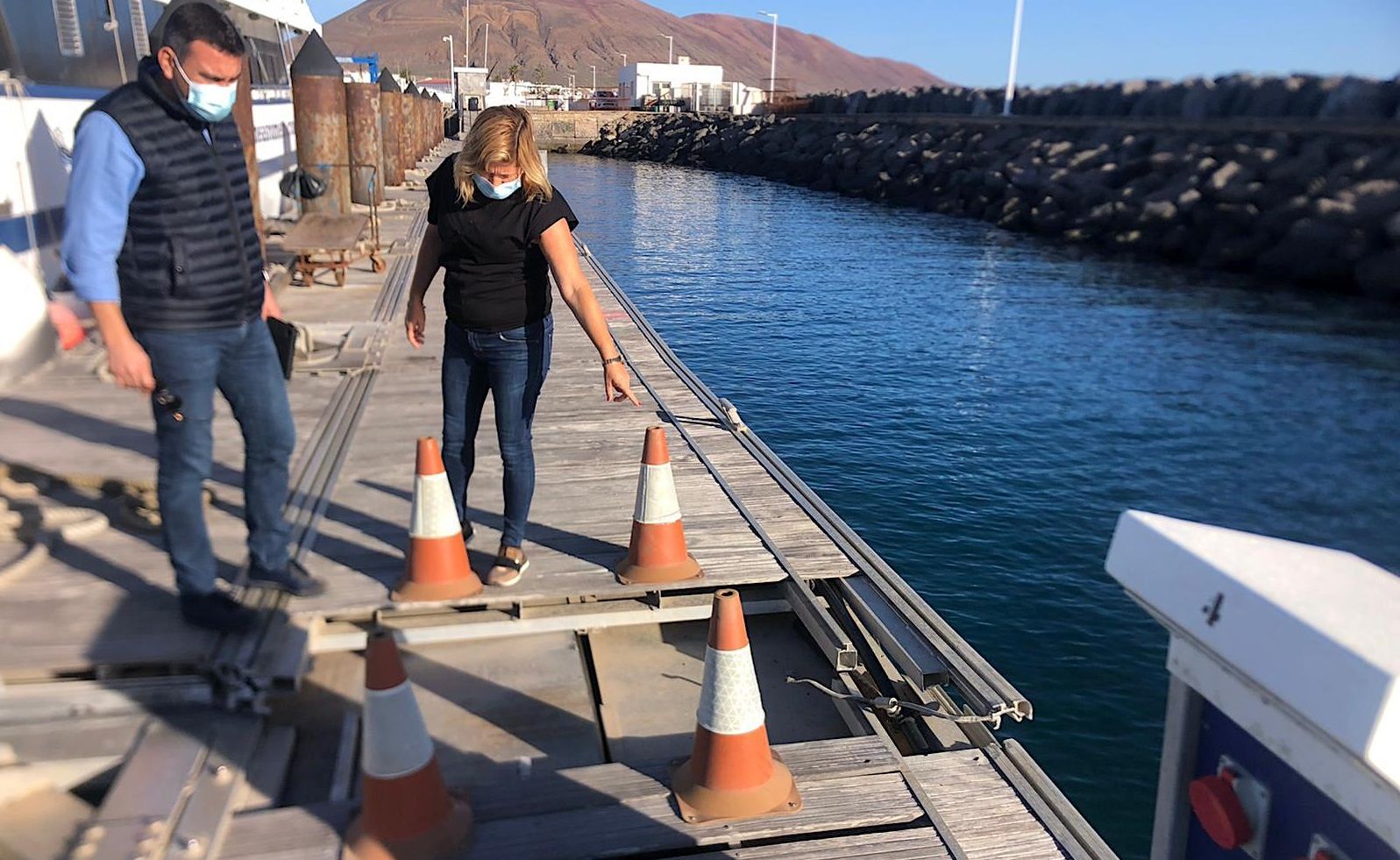 El alcalde de Teguise, Oswaldo Betancort, junto a Alicia Páez en el muelle de La Graciosa