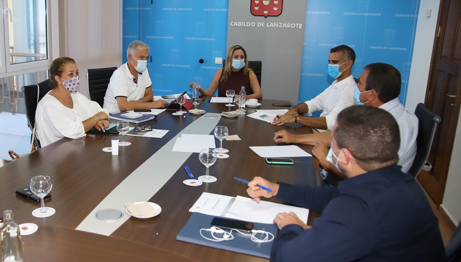 La presidenta del Cabildo, María Dolores Corujo, junto a la alcaldesa de Arrecife y el resto de alcaldes