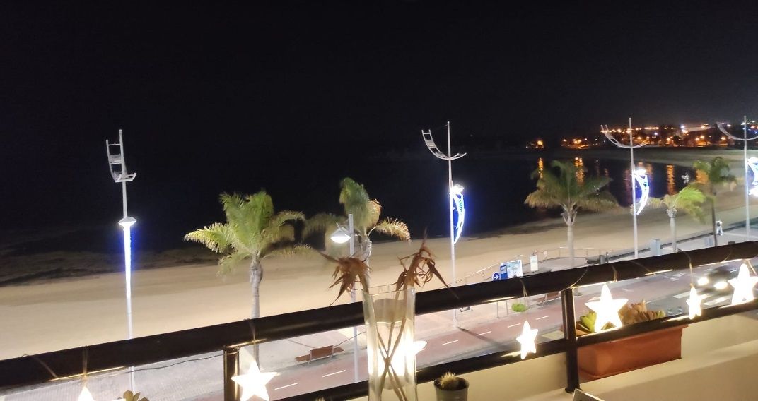 La avenida marítima de Arrecife, con luces de Navidad y farolas apagadas