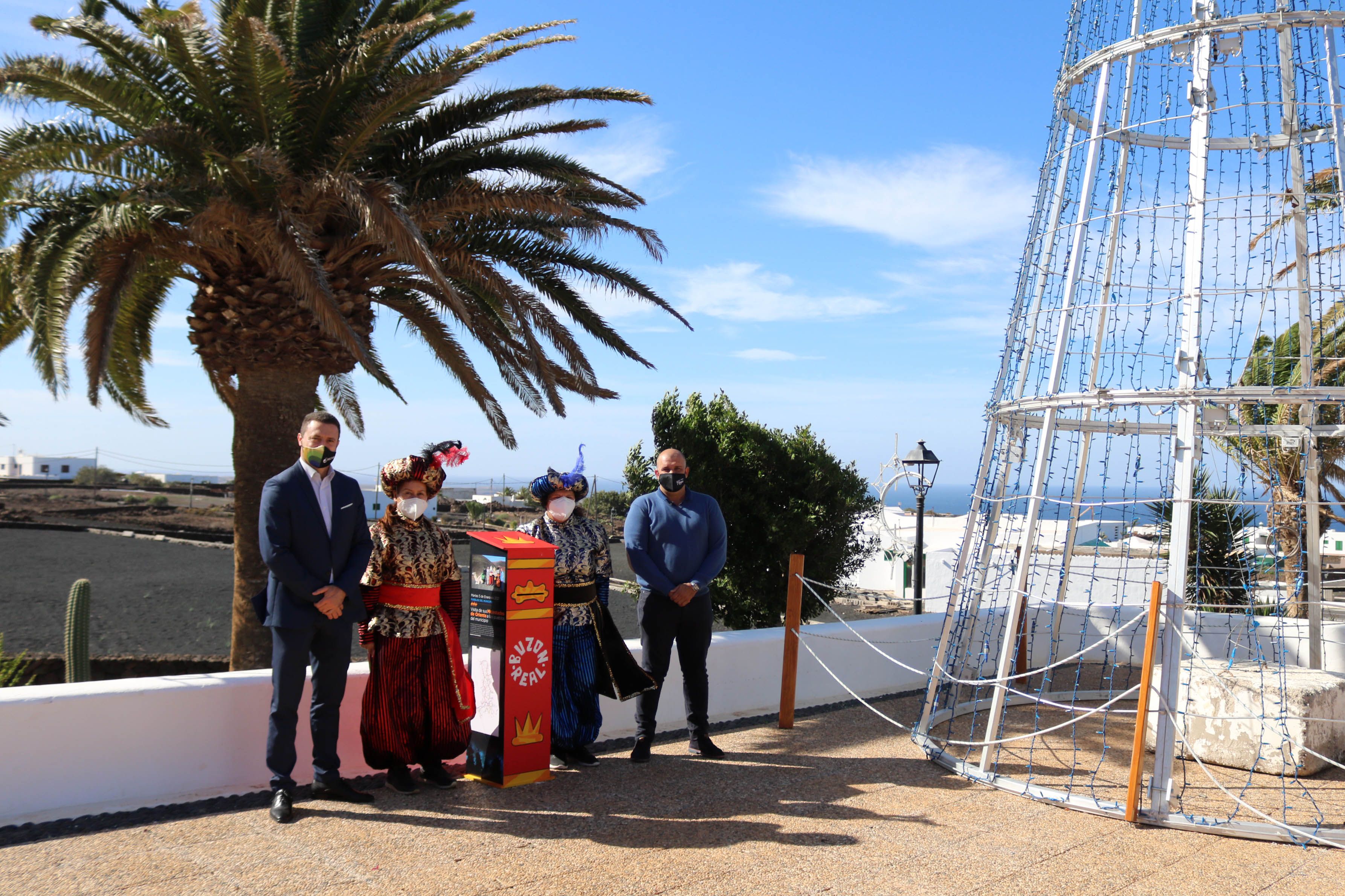 El alcalde, Óscar Noda, y Javier Camacho, edil de Festejos del Ayuntamiento de Yaiza  junto a los pajes reales en Las Breñas