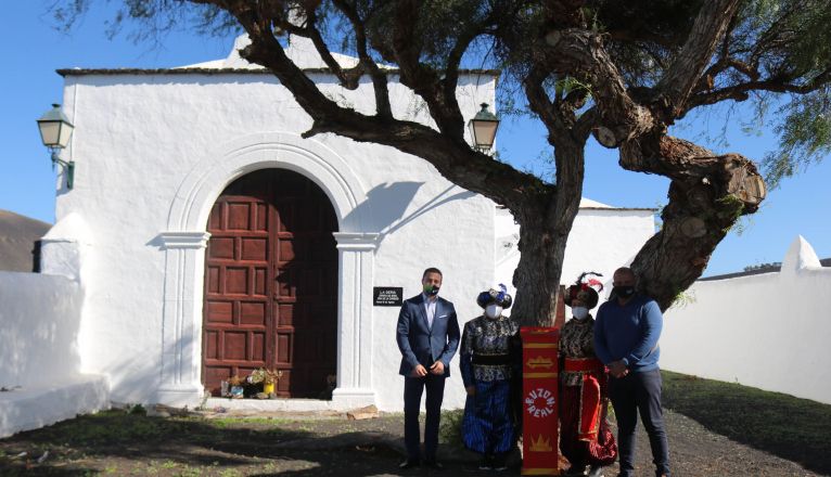 El alcalde, Óscar Noda, y Javier Camacho, edil de Festejos junto a los pajes reales en La Geria