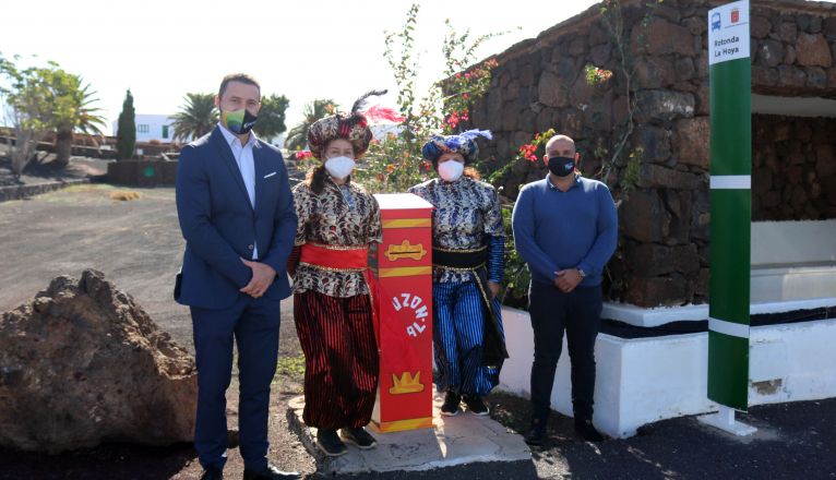 El alcalde, Óscar Noda, y Javier Camacho, edil de Festejos junto a los pajes reales en La Hoya El alcalde, Óscar Noda, y Javier Camacho, edil de Festejos junto a los pajes reales en La Hoya
