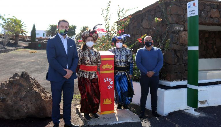 El alcalde, Óscar Noda, y Javier Camacho, edil de Festejos junto a los pajes reales en La Hoya