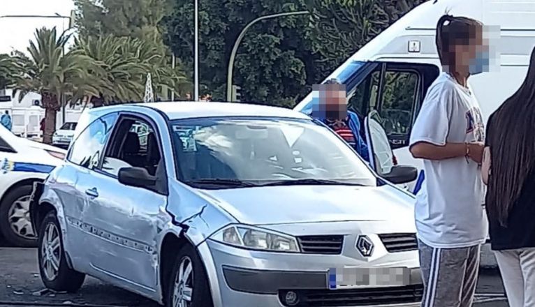 Vehículo accidentado en un coche en la Rambla Medular de Arrecife