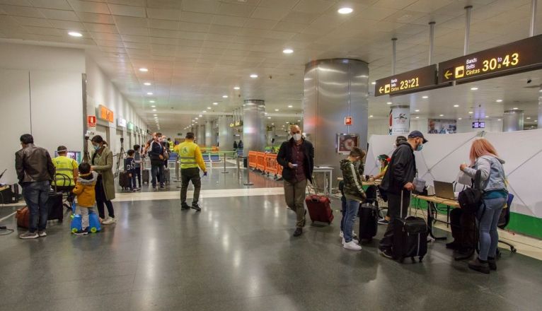 Pasajeros en punto de control de pruebas Covid en Canarias