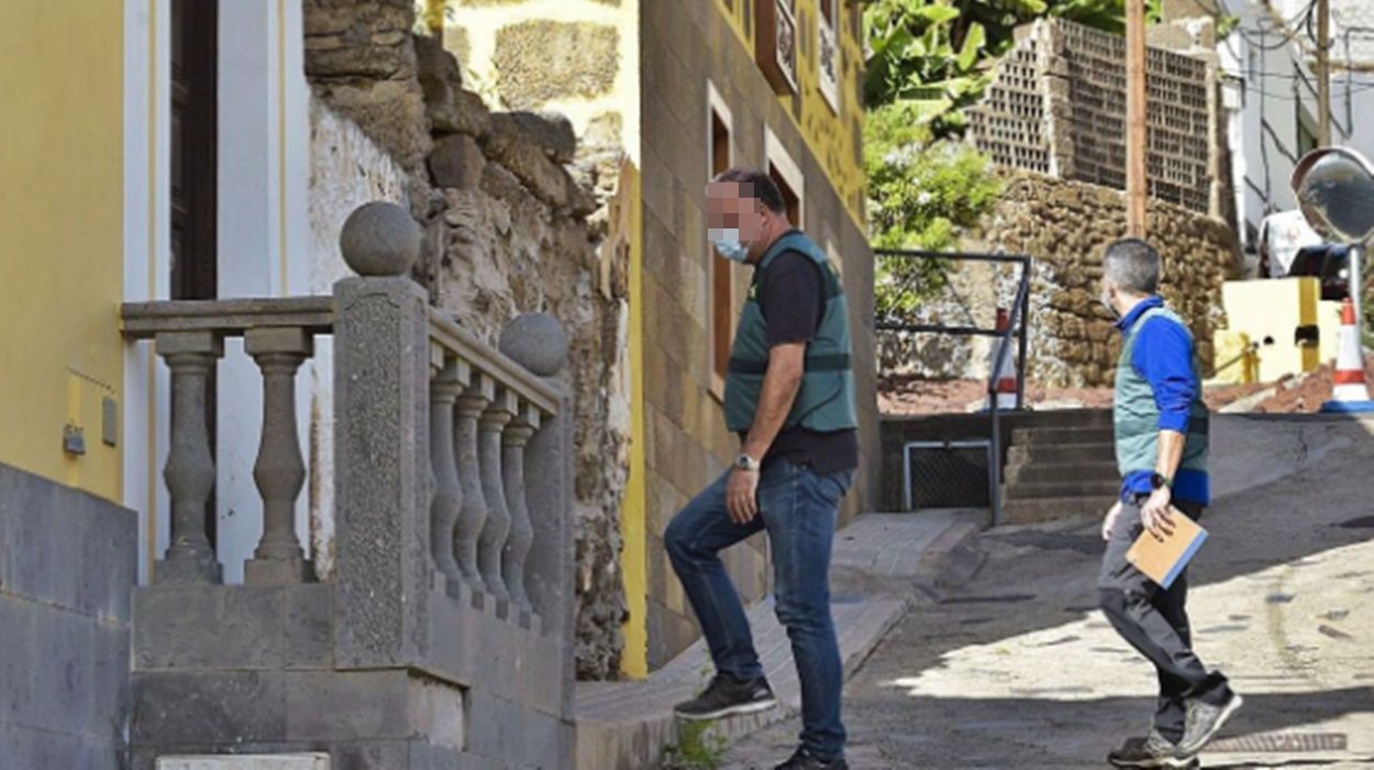 Dos de los agentes de la Guardia Civil que se encontraban investigando el suceso en Rojas. Foto: La Provincia