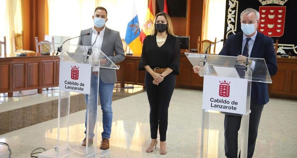 La presidenta del Cabildo y el consejero de Obras Públicas, junto al consejero canario del área