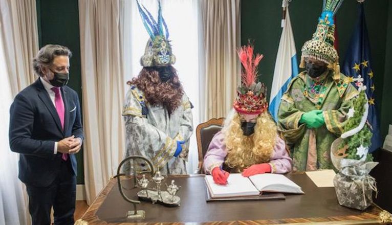 Los Reyes Magos, firmando en el libro de honor del Parlamento de Canarias
