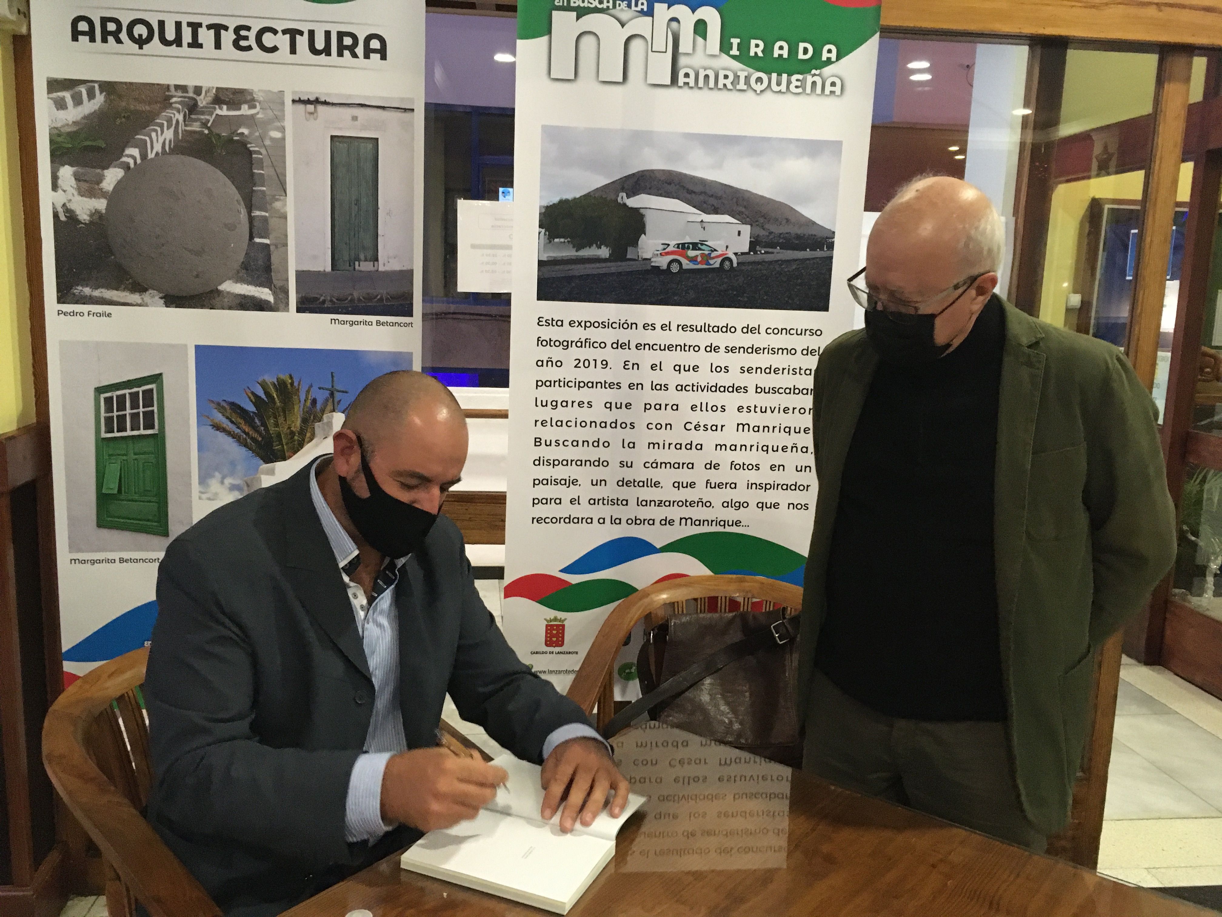 El autor Ignacio Romero firmando ejemplares