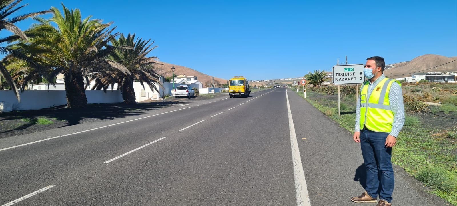 El consejero de Obras Públicas, Jacobo Medina, en la carretera de Tahíche