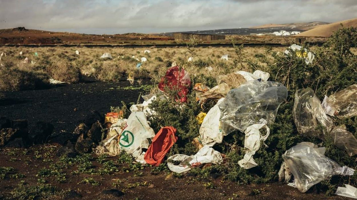 Plasticos que salen del vertedero de Zonzamas según denuncia NC