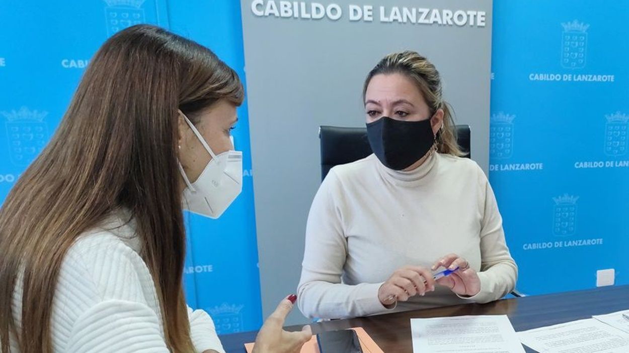 La presidenta del Cabildo, María Dolores Corujo, y la consejera de Empleo, Nerea Santana