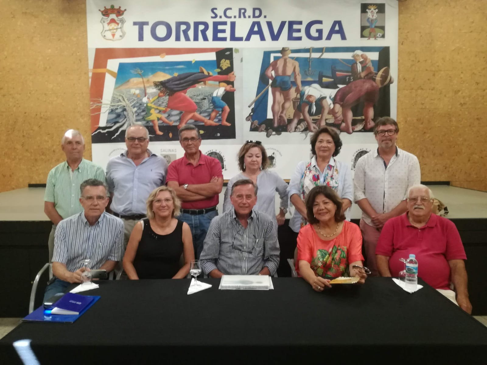 Miembros de la asociación junto a Edmundo de la Hoz en el Torrelavega