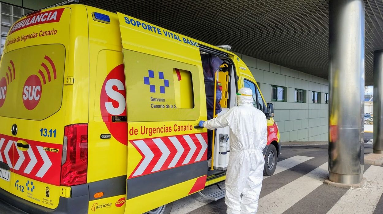 Una ambulancia en el Hospital Molina Orosa, durante la crisis del coronavirus