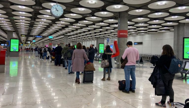Cola de pasajeros que aguardaban a embarcar a Lanzarote en el aeropuerto de Madrid