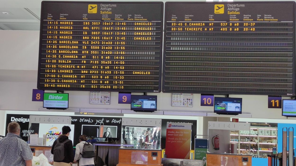 Airport screen with flights to Madrid cancelled
