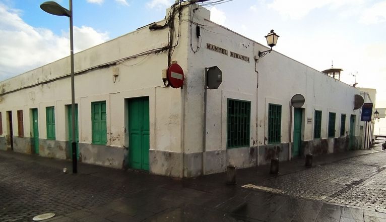 Antiguo colegio La Marina, que actualmente alberga oficinas del Ayuntamiento de Arrecife y la plaza interior de La Recova