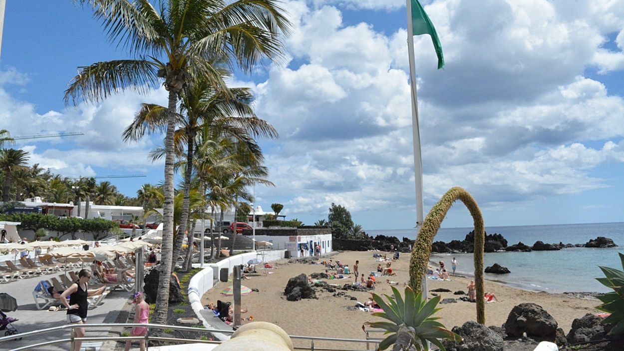 Playa Chica en Puerto del Carmen. Tías genera casi 6.000 empleos a través del turismo.