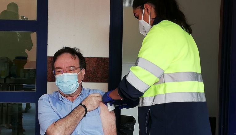 El jefe de Epidemiología de Canarias, Amós García, vacunándose contra el Covid