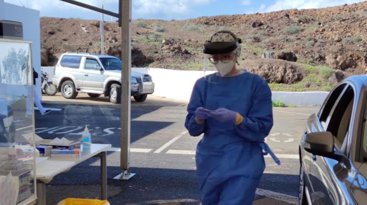 Performing PCR tests at the Auto Covid at the Arrecife Fairgrounds