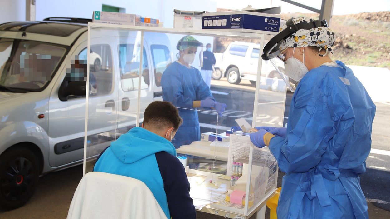Healthcare workers taking samples for Covid tests in Lanzarote