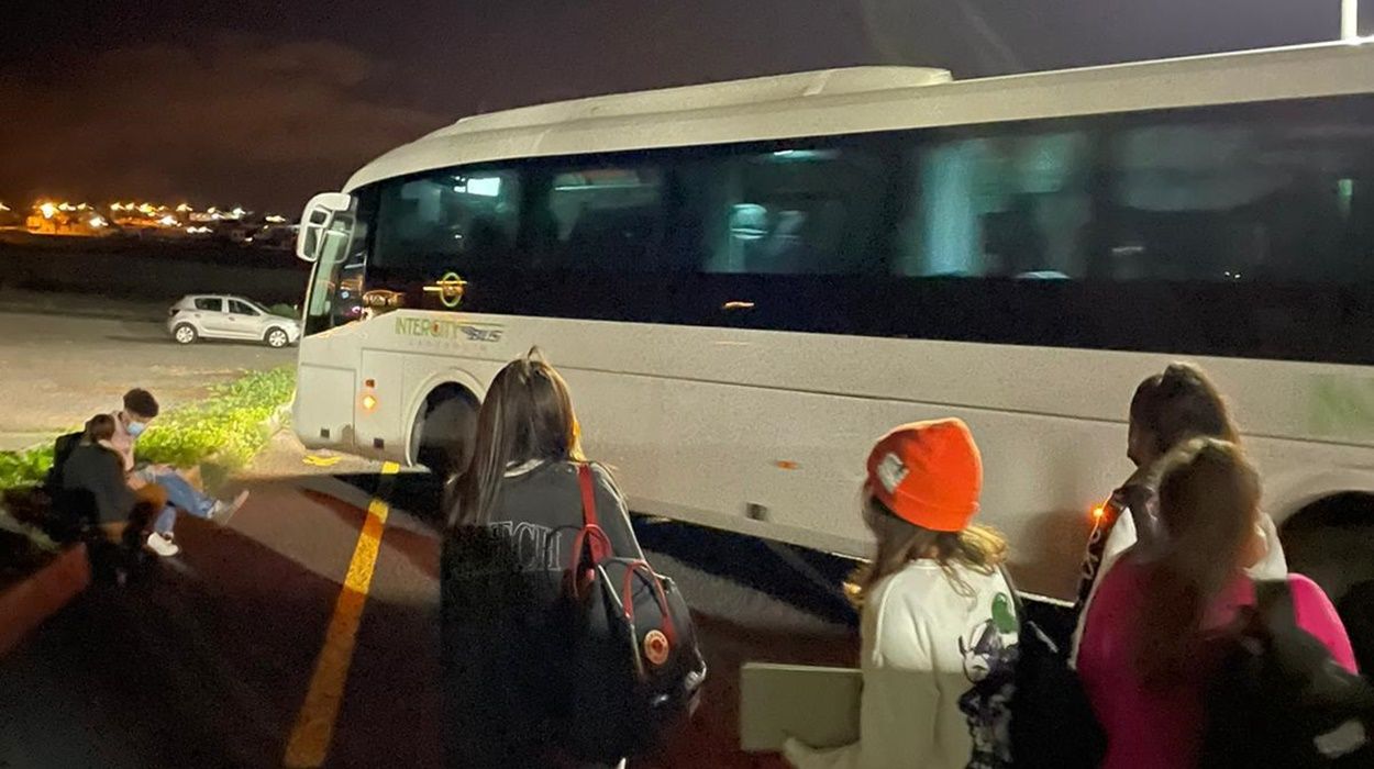 Alumnos del IES Yaiza esperando a coger la guagua