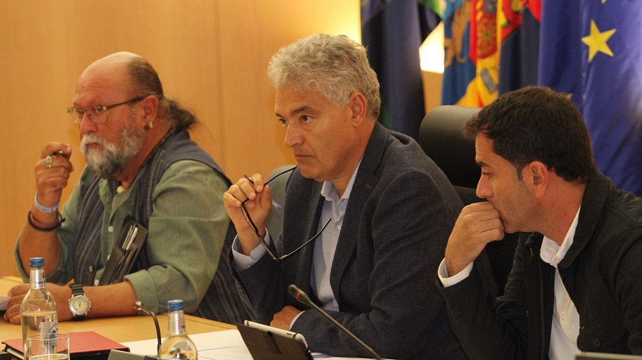 El alcalde de Tías, José Juan Cruz, y los tenientes de alcalde, Mame Fernández y Nicolás Saavedr