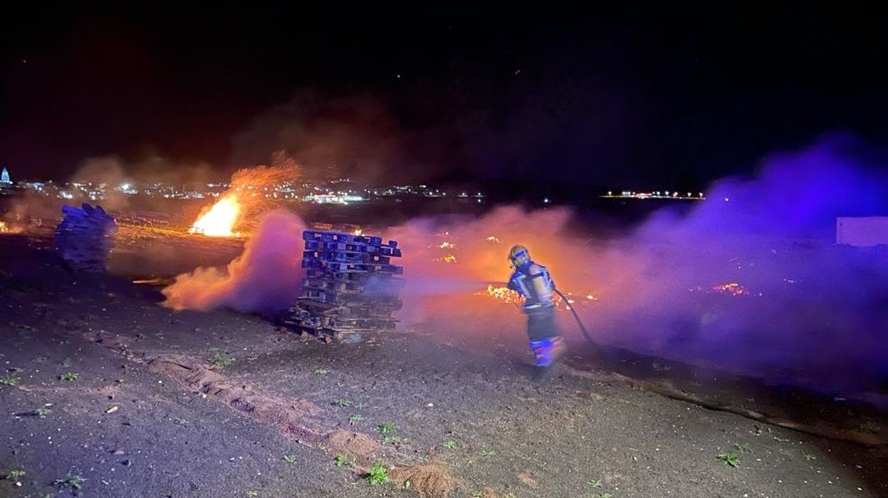 Incendio de palets en un descampado de Teguise