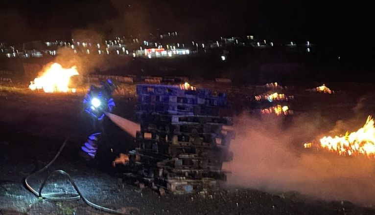 Bomberos sofocan un incendio de palets en un descampado de Teguise