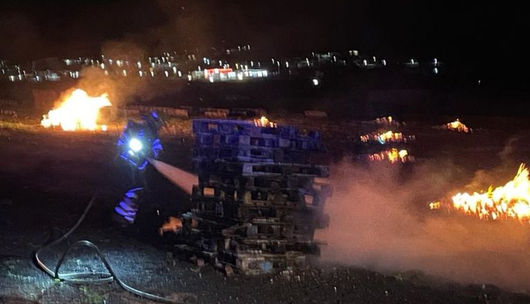 Bomberos sofocan un incendio de palets en un descampado de Teguise Bomberos sofocan un incendio de palets en un descampado de Teguise