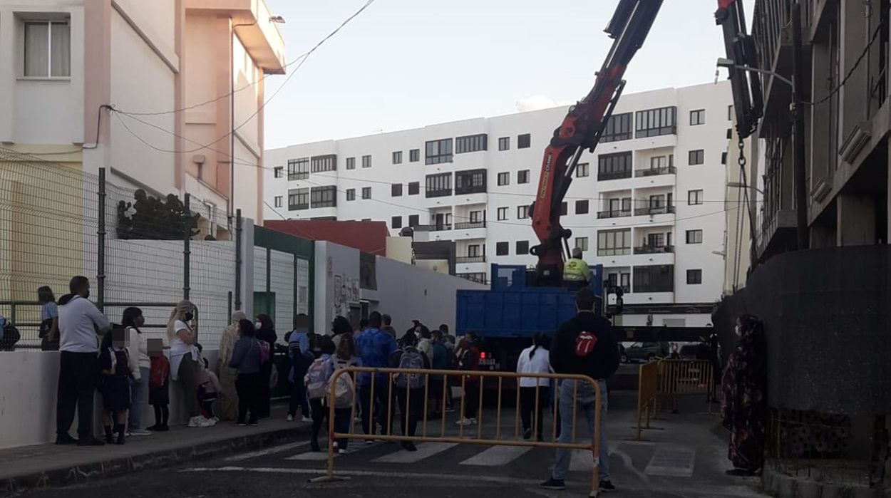 Camión descargando mercancía en una obra junto al colegio Nieves Toledo