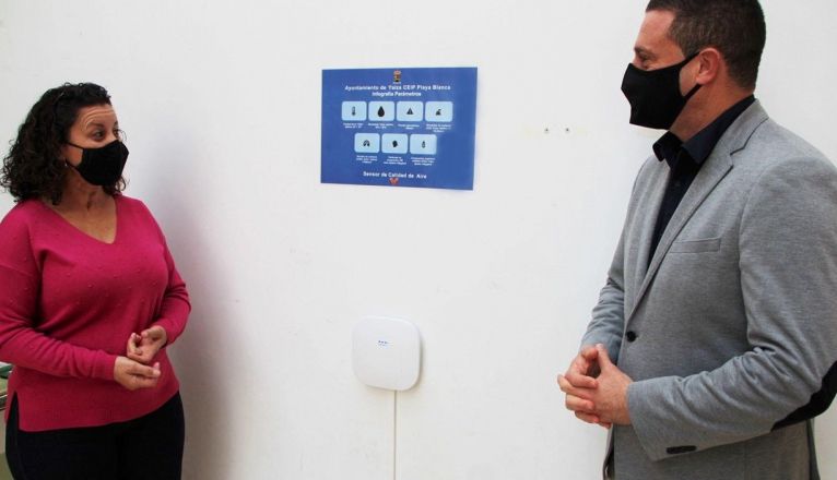 Sistema para medir la calidad del aire instalado en el CEIP Playa Blanca Sistema para medir la calidad del aire instalado en el CEIP Playa Blanca