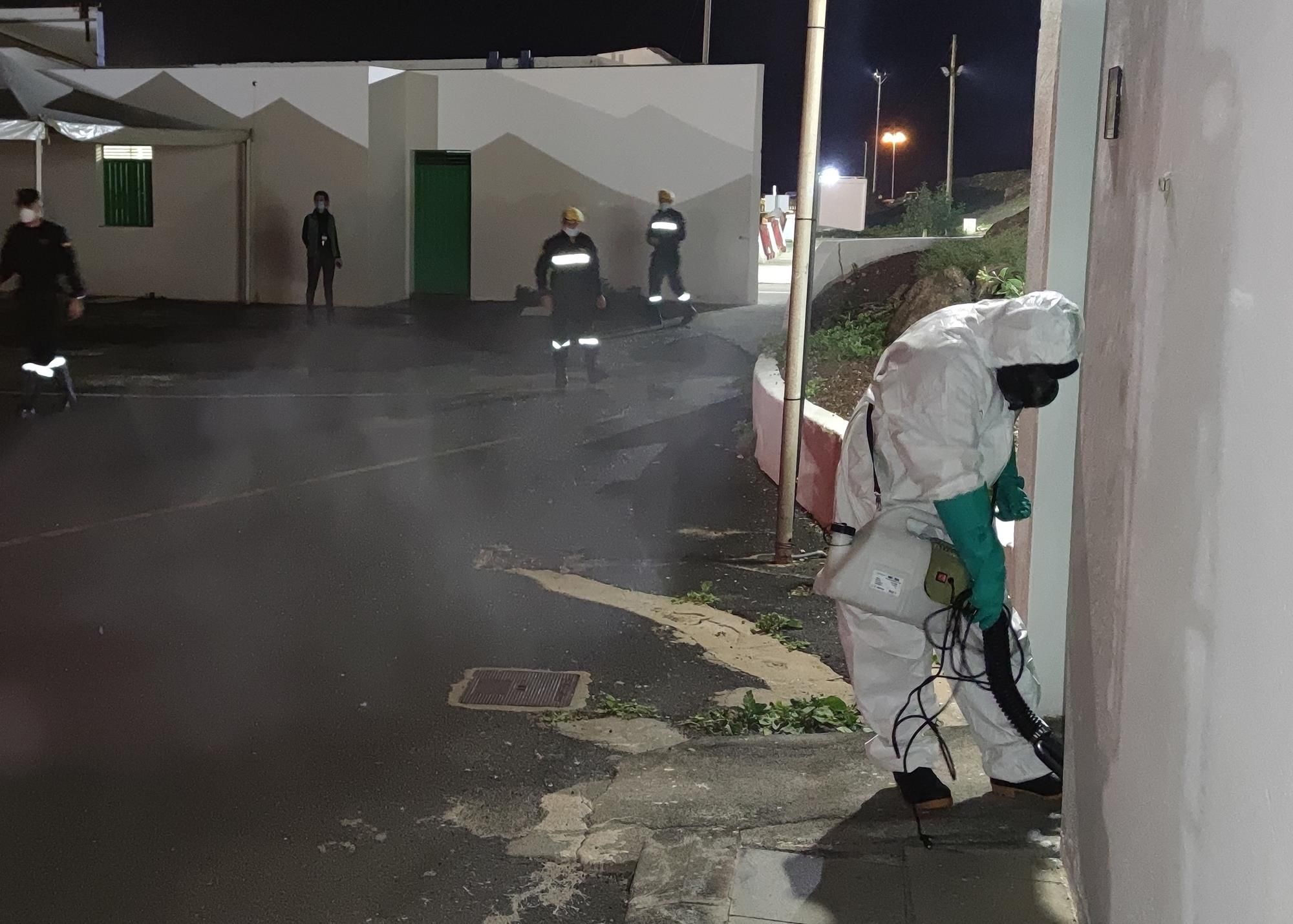 La UME realiza labores de desinfección en el Covid-Auto