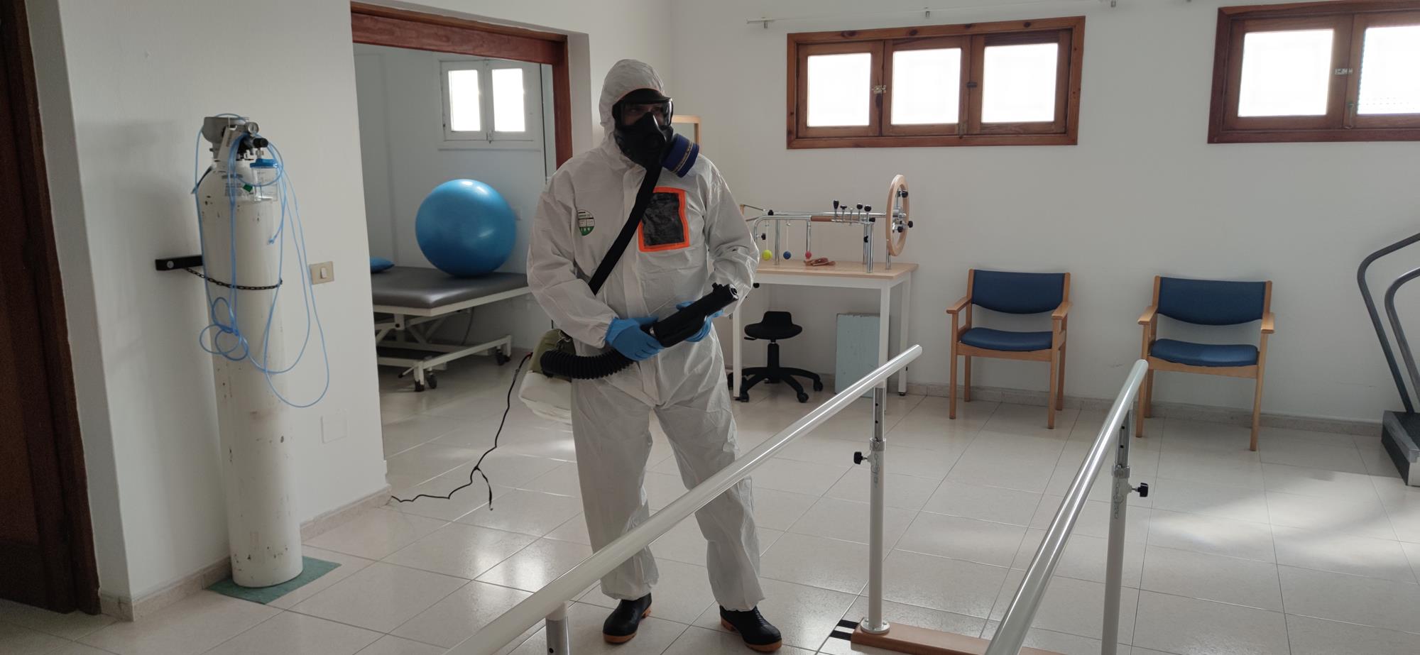 Tareas de desinfección de la UME en el Hospital Insular de Lanzarote