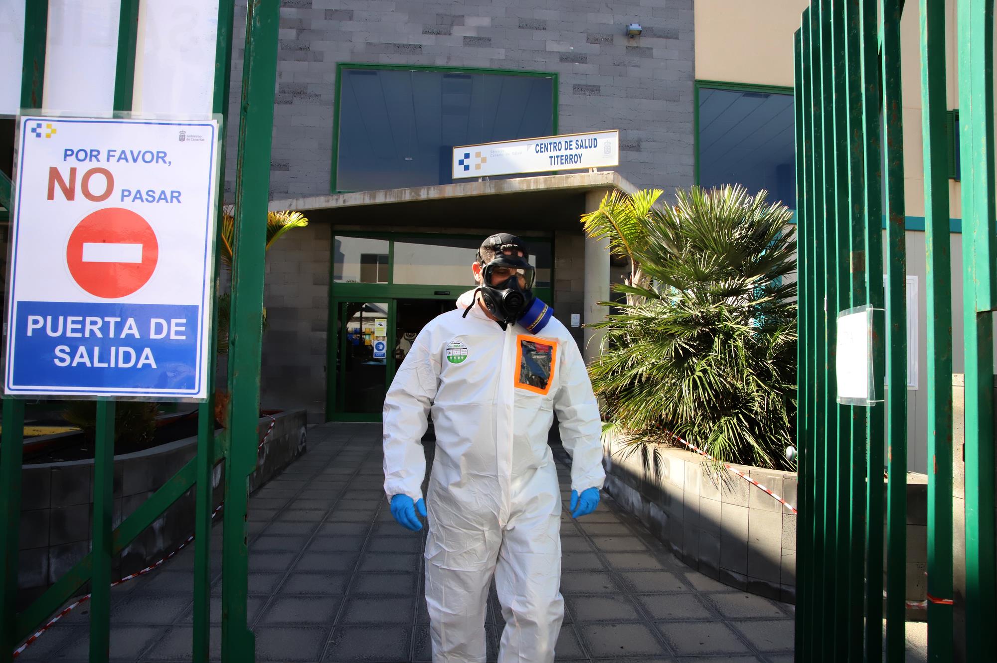 Efectivos de la UME realizando labores de desinfección en Lanzarote