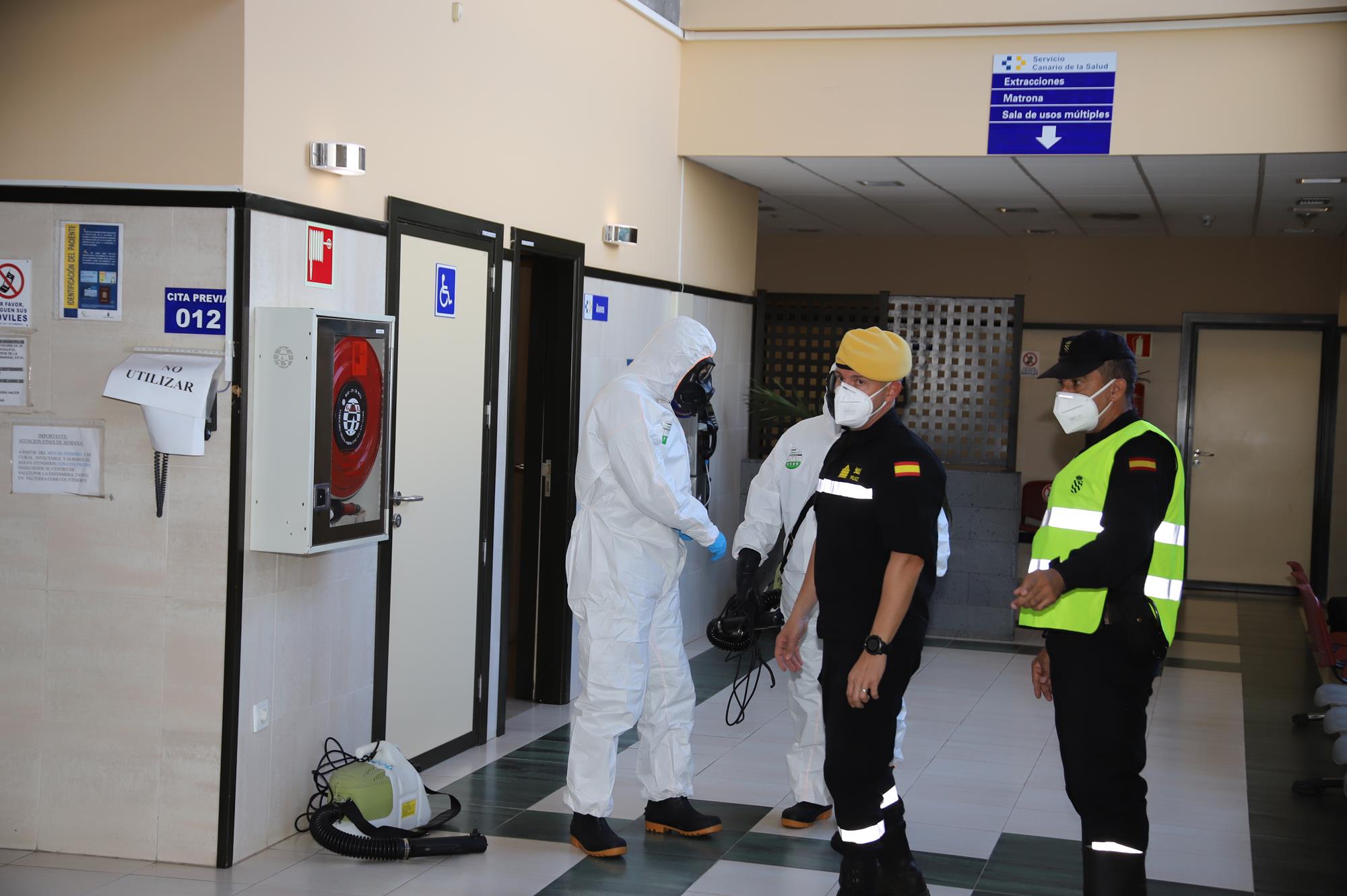 Efectivos de la UME realizando labores de desinfección en Lanzarote