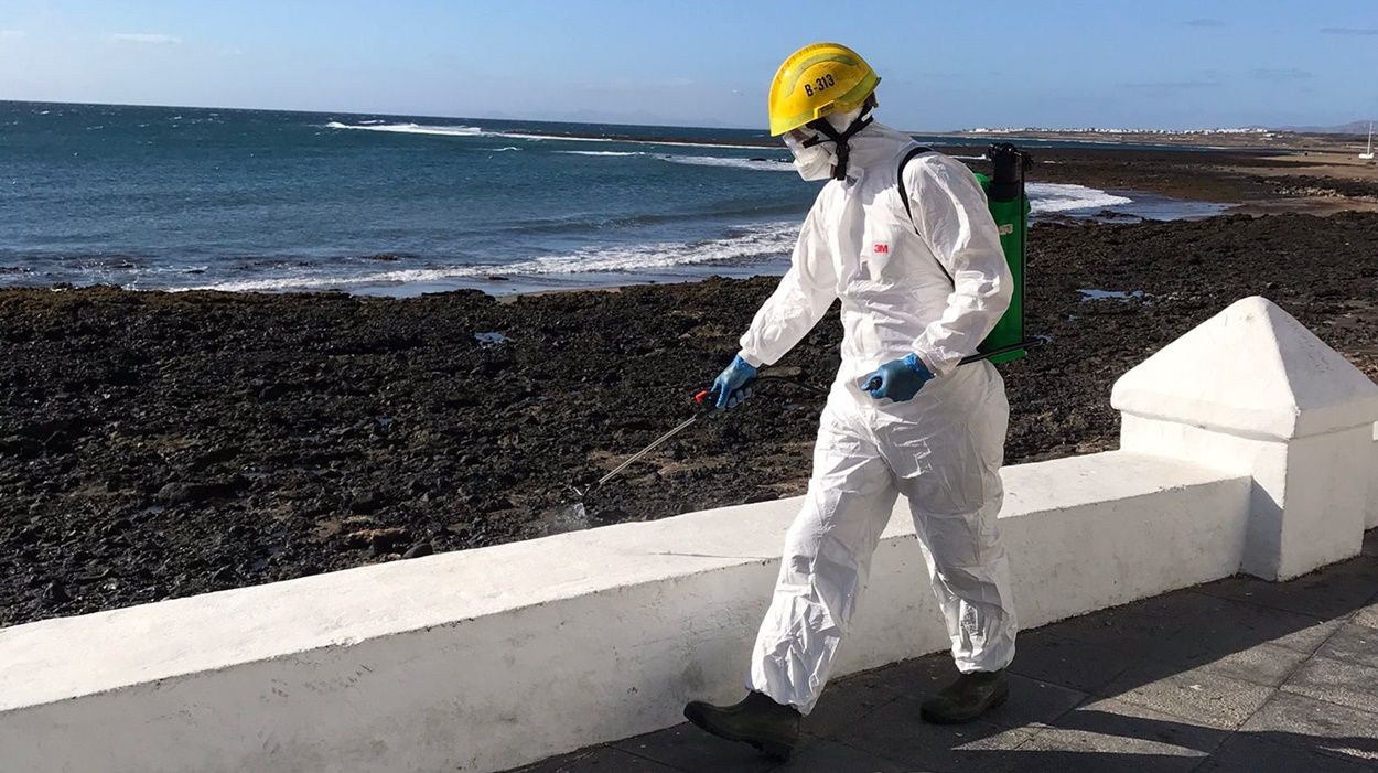 Trabajos de desinfección durante la tercera ola del coronavirus en Lanzarote