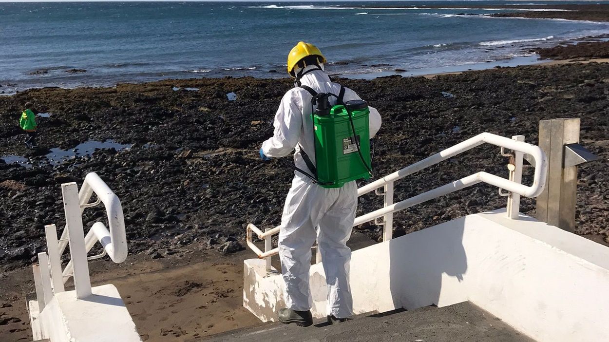 Trabajos de desinfección durante la tercera ola del coronavirus en Lanzarote