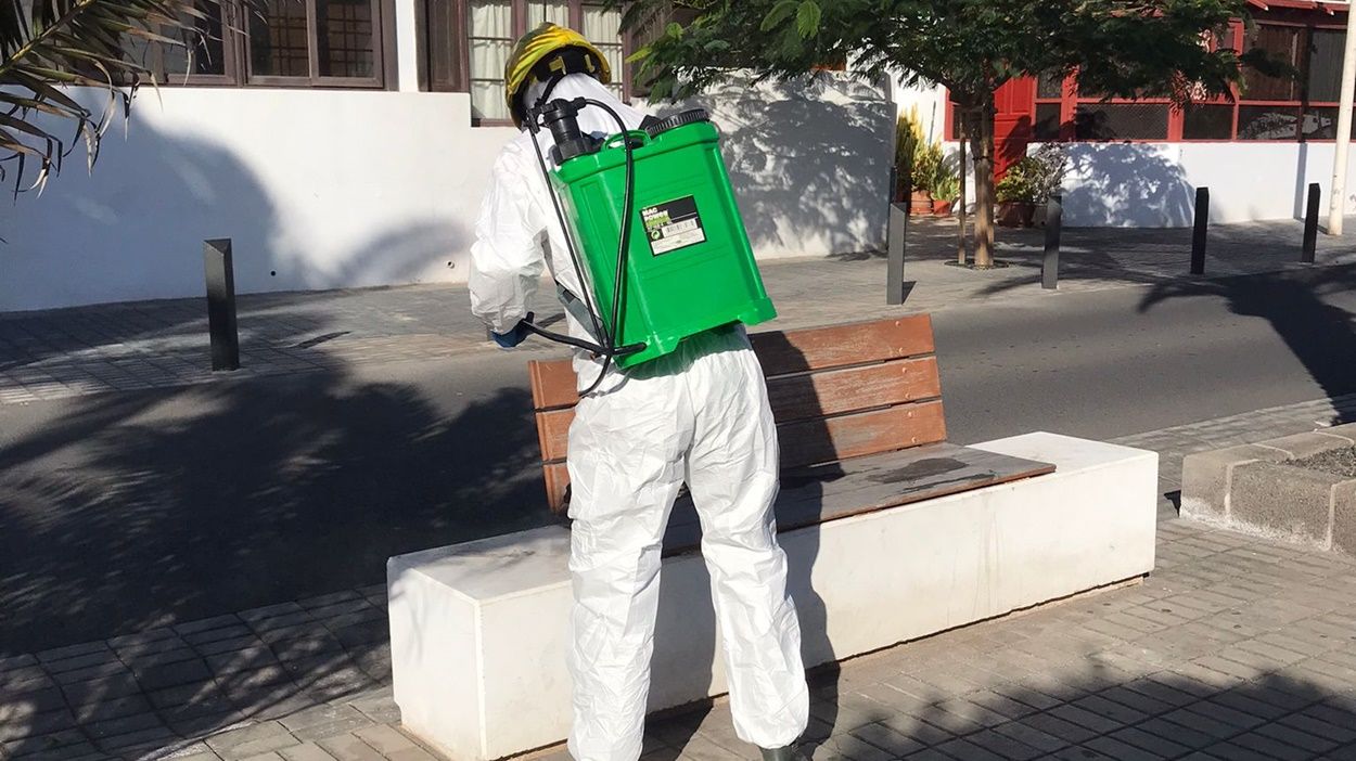 Trabajos de desinfección durante la tercera ola del coronavirus en Lanzarote