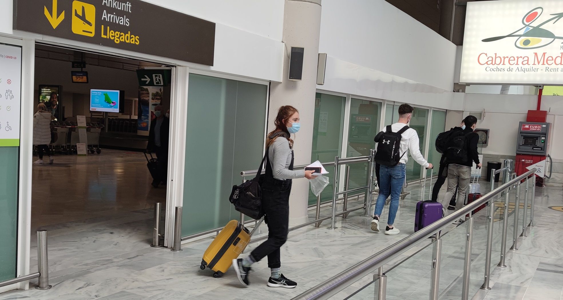 Pasajeros del vuelo de Dublín llegado este lunes, durante el nivel de alerta 3 por la crisis del Covid en Lanzarote