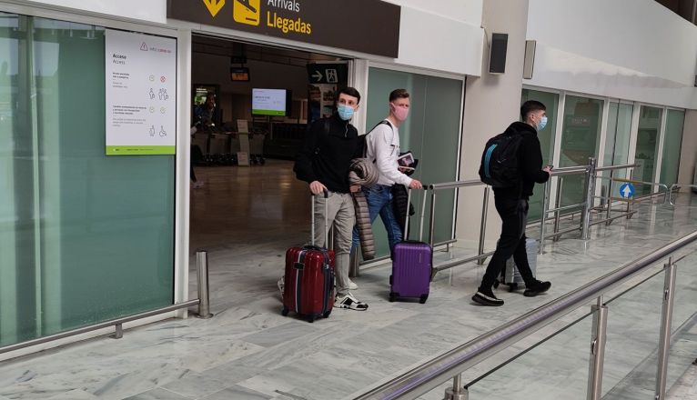 Pasajeros del vuelo de Dublín llegado este lunes, durante el nivel de alerta 3 por la crisis del Covid 19