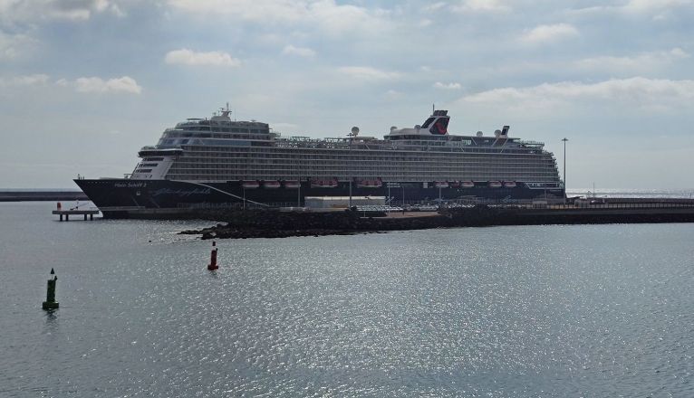 Crucero atracado este domingo en Arrecife, en pleno nivel 3 de alerta por la crisis del coronavirus en Lanzarote Crucero atracado este domingo en Arrecife, en pleno nivel 3 de alerta por la crisis del coronavirus en Lanzarote