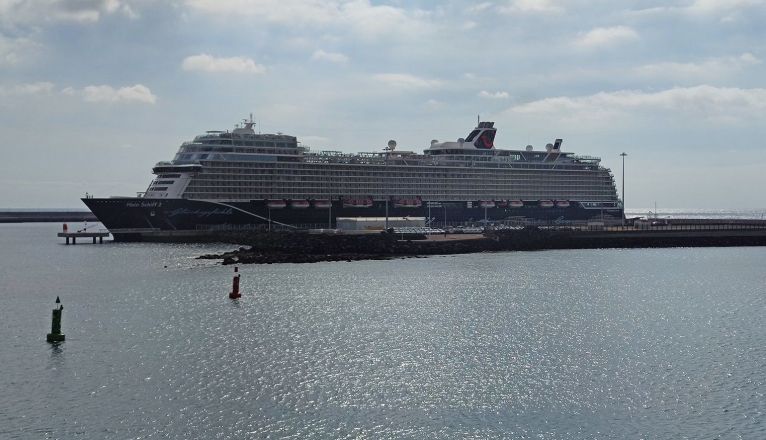 Crucero atracado este domingo en Arrecife, en pleno nivel 3 de alerta por la crisis del coronavirus en Lanzarote