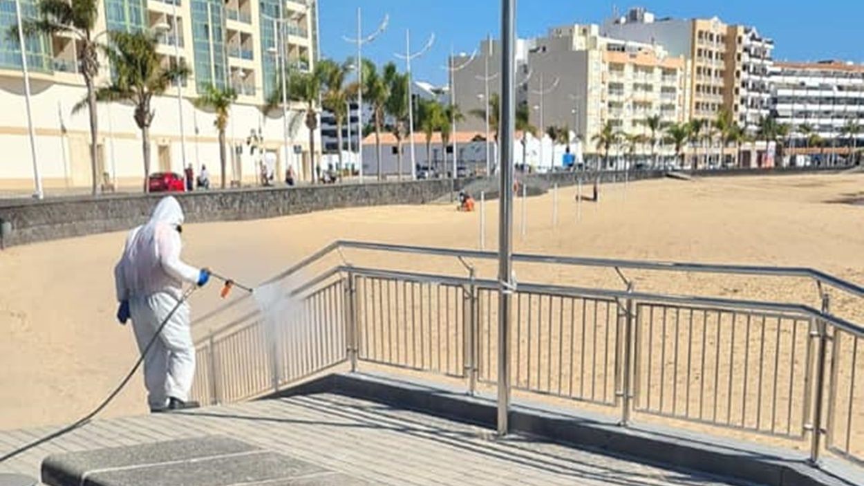 Efectivos de Protección Civil desinfectaron los accesos a la playa del Reducto