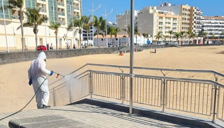 Efectivos de Protección Civil desinfectaron los accesos a la playa del Reducto