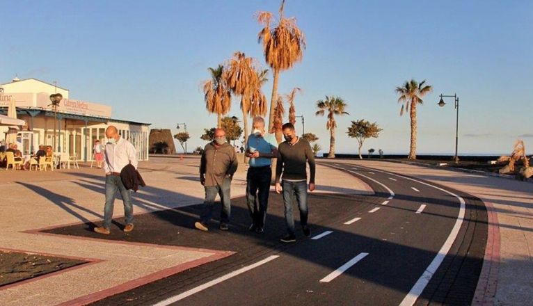 Los responsables del Ayuntamiento de Tías, visitando las obras